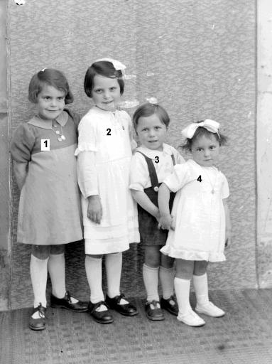 Une fratrie de réfugiés : Monique (1), Denise (2), Daniel (3) et Marie Rose (4) Gilbert, en 1943 (vue 1). Monique (1) et Denise (2) (vue 2), Marie Rose (1) et Daniel (2) (vue 3), en 1943. Monique (1) et Denise (2) (vue 4), Marie Rose (1) et Daniel (2) (vue 5), vers 1948.